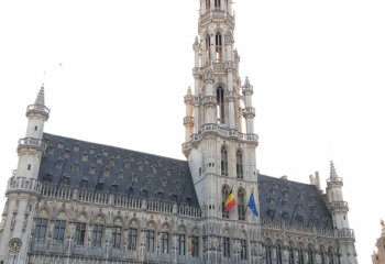 campanario del ayuntamiento de Bruselas en la gran plaza 