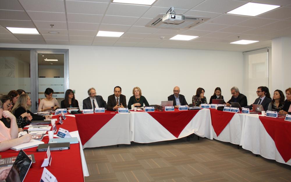 Mesa de debate en la reunión del consorcio en Bogotá