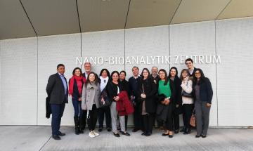 la delegación en el edificio de del centro de nano-bioanalítica 